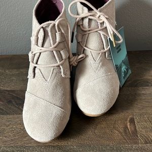 NWT Toms suede booties